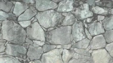 Kaba taşların hareketli dokusu, kaldırım taşları, yontulmuş kayalar. Taş deseni dekoratif desenler. Soyut meditasyon kar enerjisi.