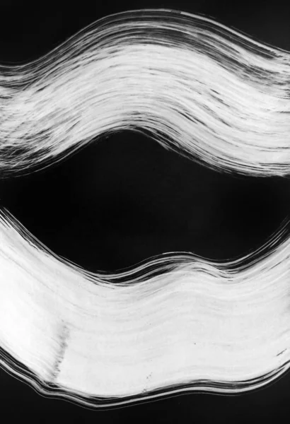 Geniş bir fırça iki çizgi çeker, bir tahta kesiği ve dudakların soyut bir temsili. Soyut arkaplan - sanat. Dudaklar, öpüşmek için ilham verici. Karnaval maskesi. Ağaç gövdesinden bir kesik. Kullanılmış sınırlı palet. Meditasyon soyut