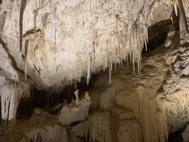 Gizli gizemli kaya mağarası