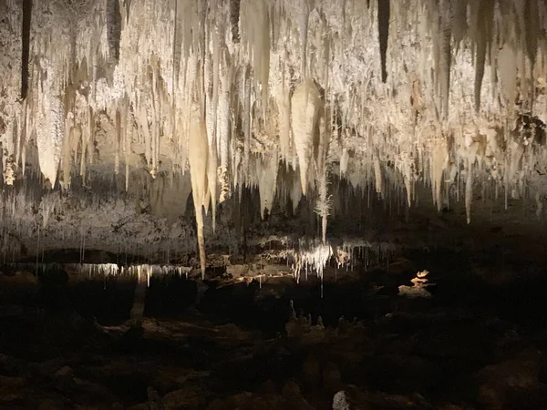 Скрытая Подземная Каменная Пещера — стоковое фото