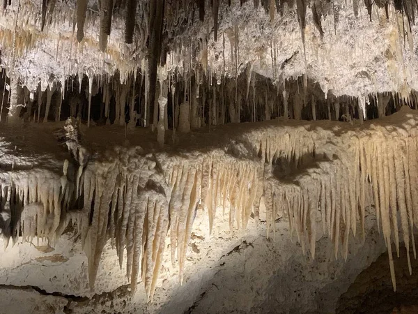 Verborgene Unterirdische Felshöhle — Stockfoto