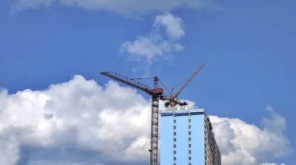 Mecanismo Grúa Construir Casa Alto Del Cielo Azul Nublado Cerca — Foto de Stock