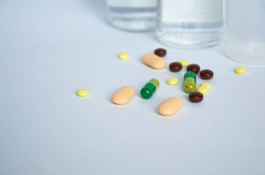 Sidik teslimatı için plastik şişe. Beyaz arka plan izole edilmiş.