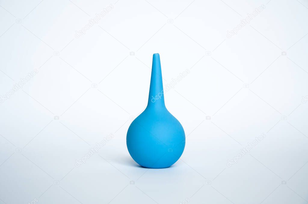 pera azul para la ducha enema diarrea aislado fondo blanco 2024