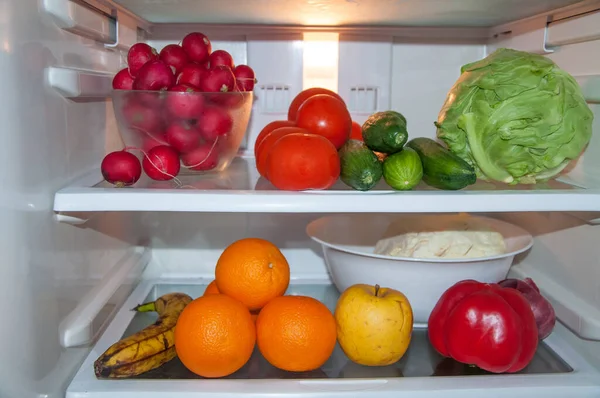 Kühlschrank Voll Mit Frischem Rohem Obst Und Gemüse Pinienapfel Petersilie — Stockfoto