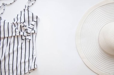 Beyaz arka planda beyaz şapka ve soyulmuş mayo beyazı.