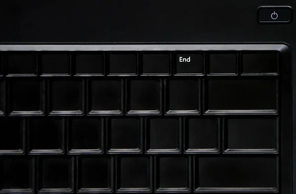 ノートパソコンの端ボタンの黒いキーボードは落ち込んだコンセプトを終わらせ — ストック写真