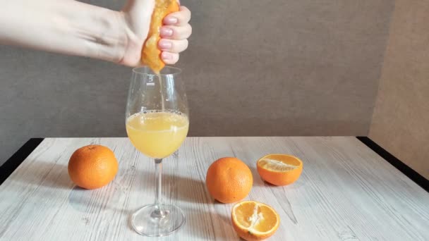 Las Manos Mujer Exprimiendo Naranja Vidrio Cocina — Vídeos de Stock