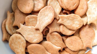 Tuzlu krakerler, fırın balığı, tabak makrosu.