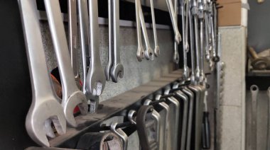 Otomobil atölyesinde tekrarlanan araba için bir takım araçlar