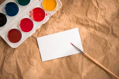 Renkli boyalar ve kalpten kartpostallar.