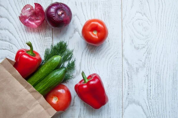 Çevresel vejetaryen sebzeler kağıt torba içinde masanın üzerinde fotokopi alanı