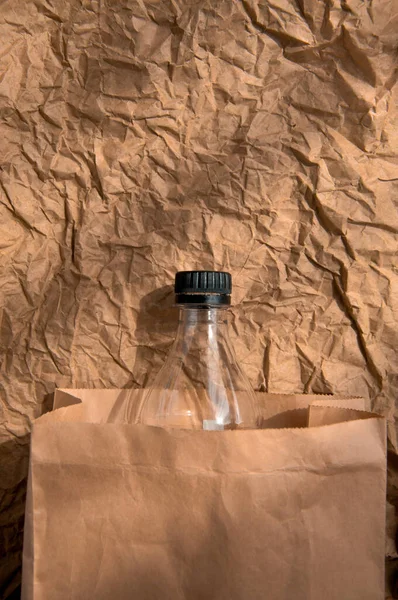 Пустая Пластиковая Бутылка Бумажном Пакете — стоковое фото