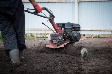 Kahverengi arka planda eski antika çelik bahçe makası
