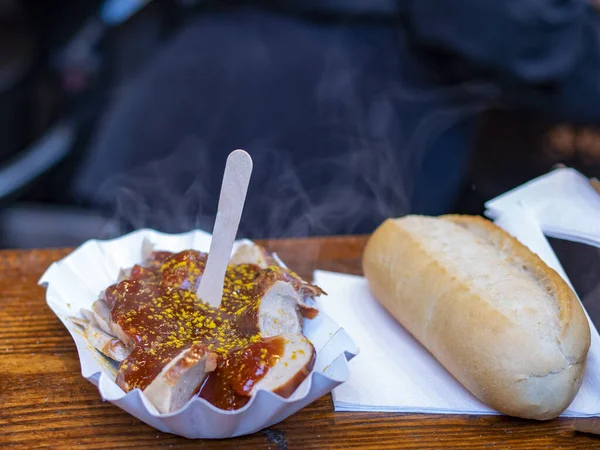 Soslu sucuk, çörek, ketçap, sokak yemeği.
