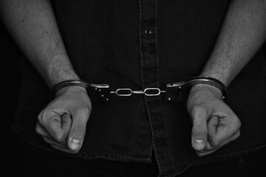 Elleri kelepçeli siyah beyaz eller