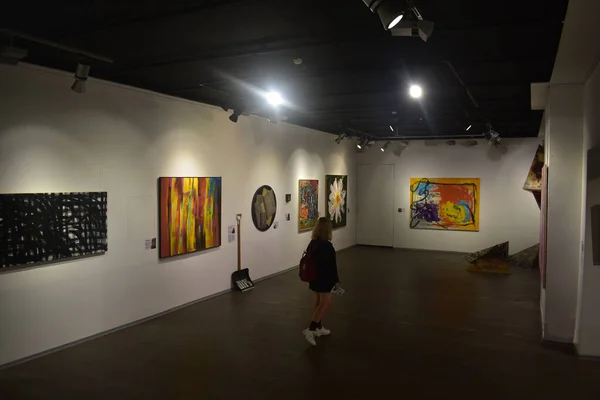 Sanat koridorunda bir kadın.