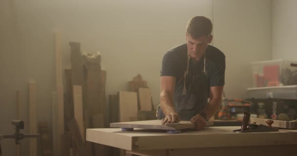 ガレージで働く木工職人 — ストック動画