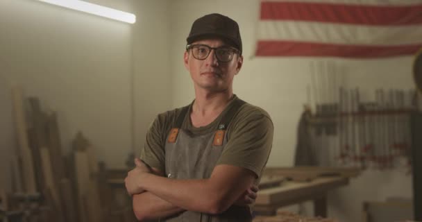 木材労働者の肖像画 — ストック動画