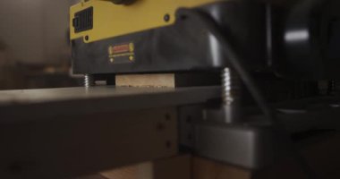 Garajda çalışan bir marangoz.