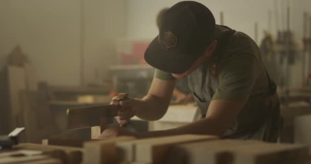 Woodworker Homem Que Trabalha Garagem — Vídeo de Stock