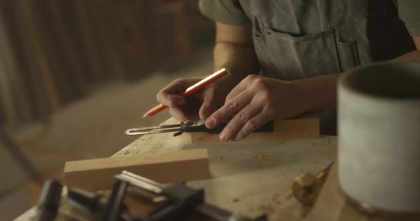 Woodworker Homem Que Trabalha Garagem — Vídeo de Stock