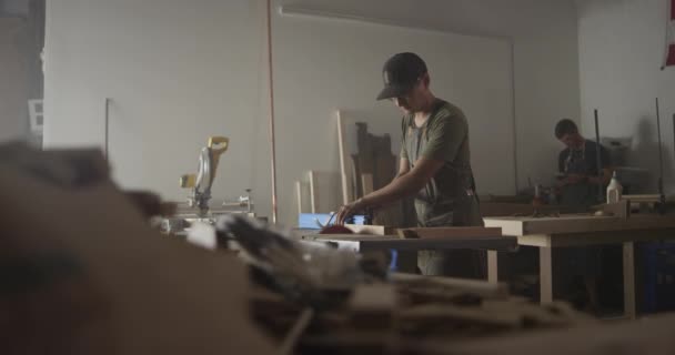 Woodworker Homem Que Trabalha Garagem — Vídeo de Stock