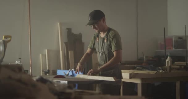 Travailleur du bois travaillant dans le garage 