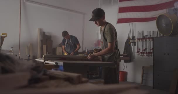 Trabajadores Madera Trabajando Garaje — Vídeo de stock