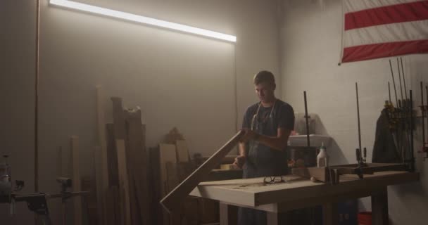 Träarbetare Man Som Arbetar Garage — Stockvideo