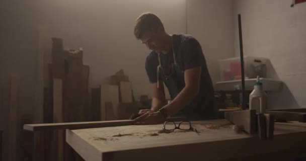 Trabajador Madera Trabajando Garaje — Vídeo de stock