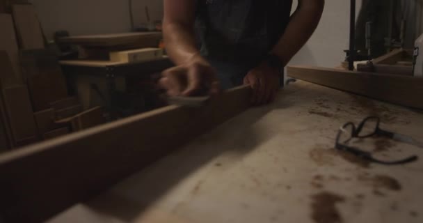 Ξυλουργός Που Εργάζεται Στο Γκαράζ — Αρχείο Βίντεο