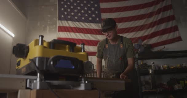 Garajda Çalışan Ahşap Işçileri — Stok video