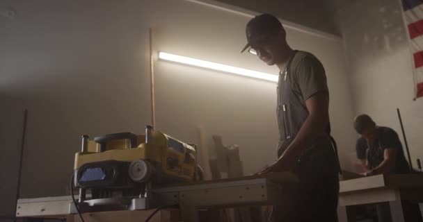 Trabajadores Madera Trabajando Garaje — Vídeo de stock