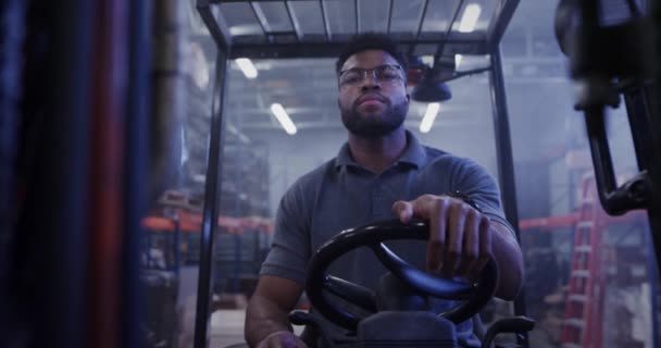 African American Manager Dans Entrepôt Expédition Utilisant Chariot Élévateur — Video