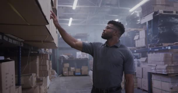 アフリカ系アメリカ人マネージャー在庫状況を確認中 — ストック動画