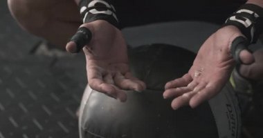 Spor salonunda ellerinizi yakın tutun.
