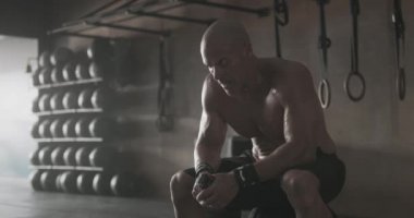 Spor salonunda iyileşen adam.