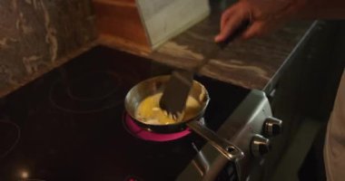 Adam mutfakta kahvaltı hazırlıyor.