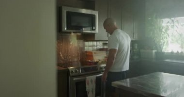 Adam mutfakta kahvaltı hazırlıyor.