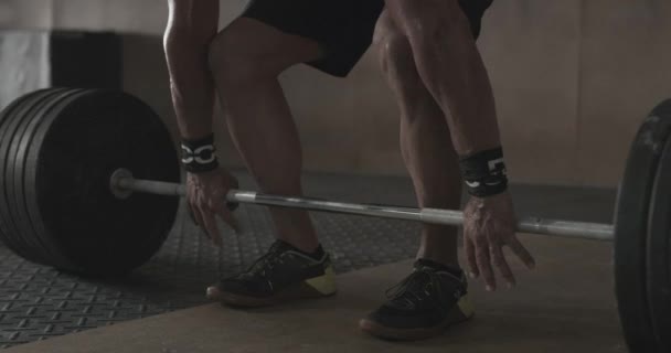 Hombre Haciendo Levantamiento Pesas Gimnasio — Vídeos de Stock