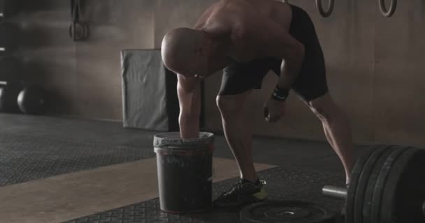 Hombre Haciendo Levantamiento Pesas Gimnasio — Vídeo de stock