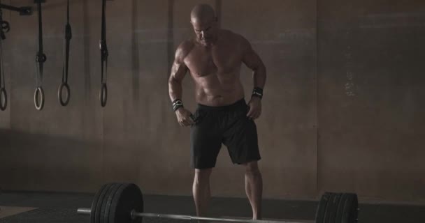 Hombre Haciendo Levantamiento Pesas Gimnasio — Vídeos de Stock