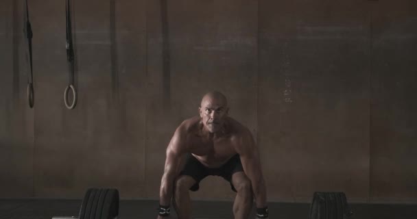 Мужчина Занимается Тяжелой Атлетикой Спортзале — стоковое видео