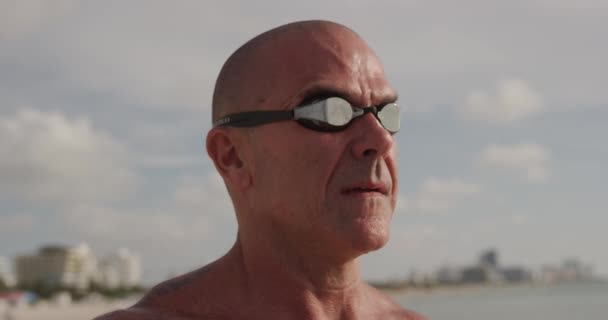 Hombre Prepara Para Nadar Océano — Vídeo de stock