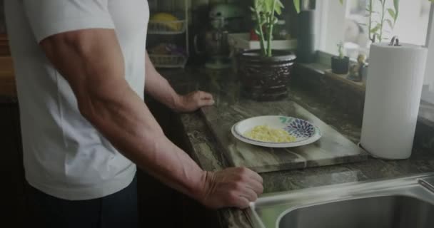 Man Kijkt Uit Het Raam Keuken — Stockvideo