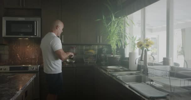 Чоловік Готує Сніданок Кухні — стокове відео