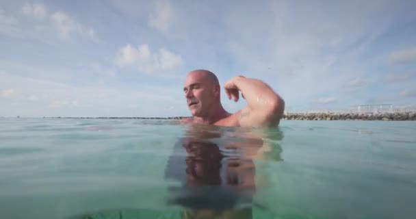 Hombre Descansa Agua Del Océano Después Nadar — Vídeo de stock