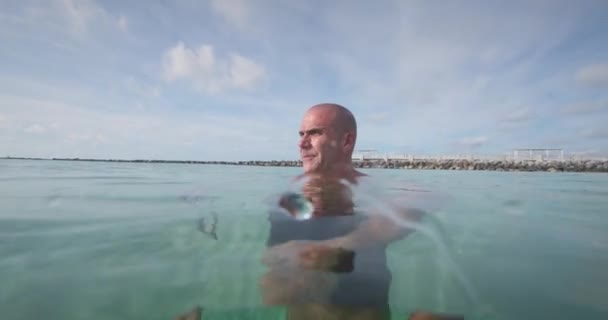 Чоловік Відпочиває Океані Після Плавання — стокове відео