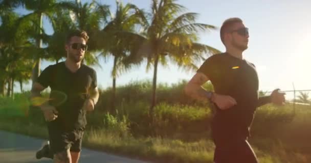 Dva Mužští Atleti Soutěžit Silnici Běží Při Západu Slunce — Stock video